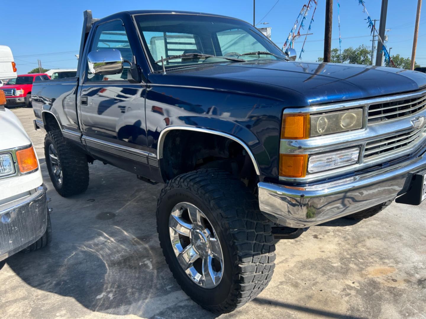 1995 Blue Chevrolet C/K 1500 Reg. Cab 6.5-ft. Bed 4WD (1GCEK14K9SZ) with an 5.7L V8 OHV 16V engine, located at 1687 Business 35 S, New Braunfels, TX, 78130, (830) 625-7159, 29.655487, -98.051491 - Photo#3